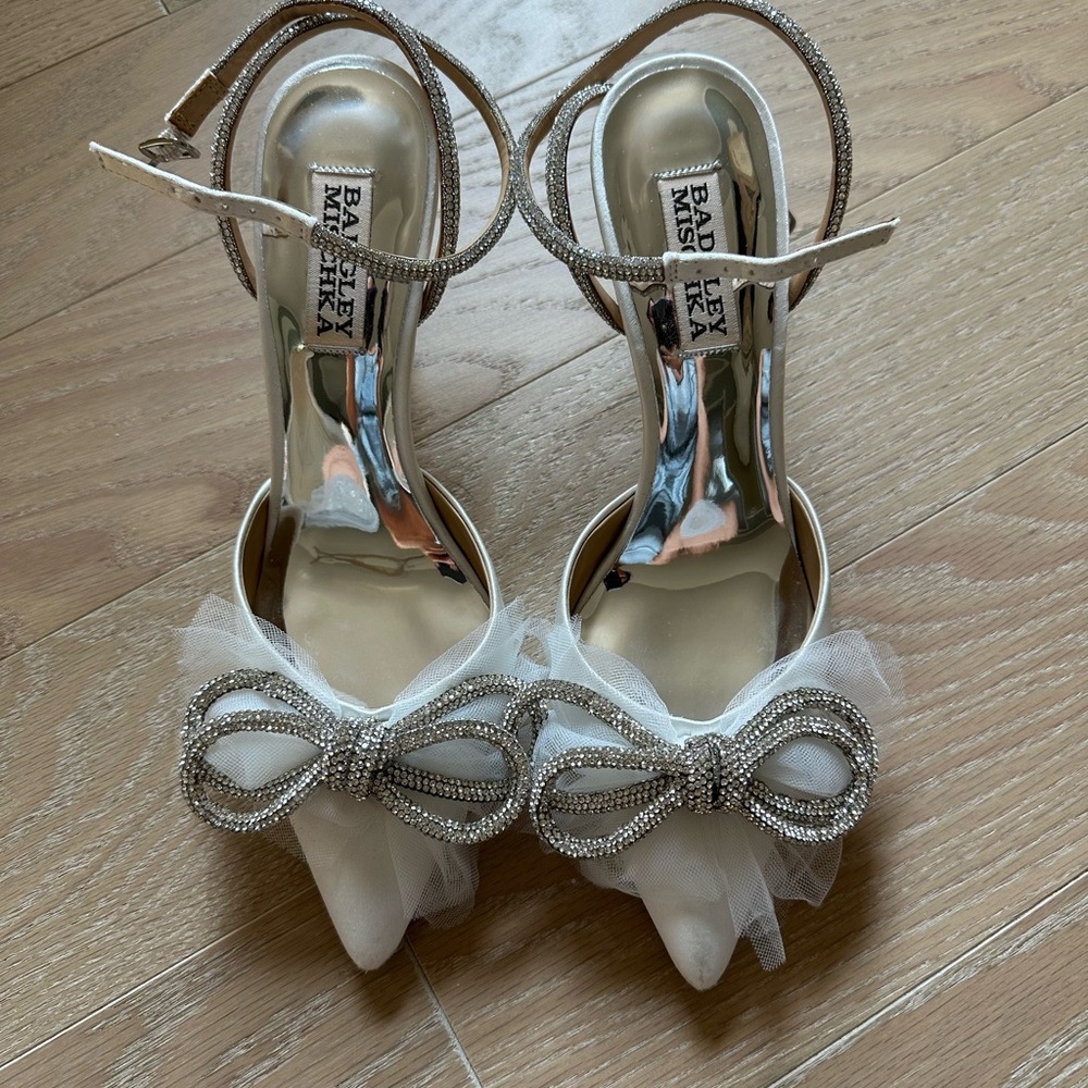 Badgley Mischka Women's White and Silver Heels